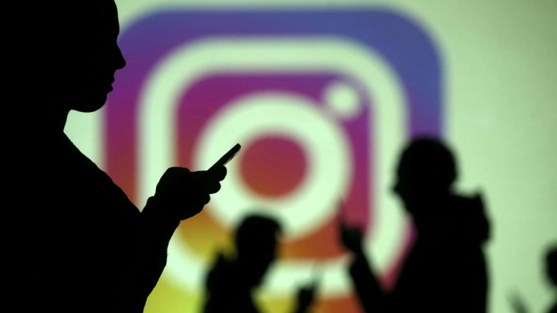 INSTAGRAM ARTIK EKRAN GÖRÜNTÜSÜ ALINAMAYACAK! Instagram direkt mesajlarında kaybolan mesajların ekran görüntüleri veya ekran kayıtları engellenecek. Bu, bir kullanıcı yalnızca bir kez görüntülenmesi gereken bir resmin ekran görüntüsünü almaya çalıştığında siyah bir ekranla karşılaşacağı anlamına geliyor.