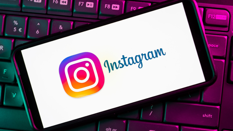 Instagram, perşembe gününden itibaren uygulamada kullanıcılara, hesabın ne kadar yeni olduğu ve şüpheli bir aktivite olup olmadığı gibi belirli göstergeler iletecek.  Platform ayrıca dolandırıcı hesapların gençlere takip istekleri göndermesini, istekleri engelleyerek veya bunları gencin spam klasörüne taşıyarak önleyecek.