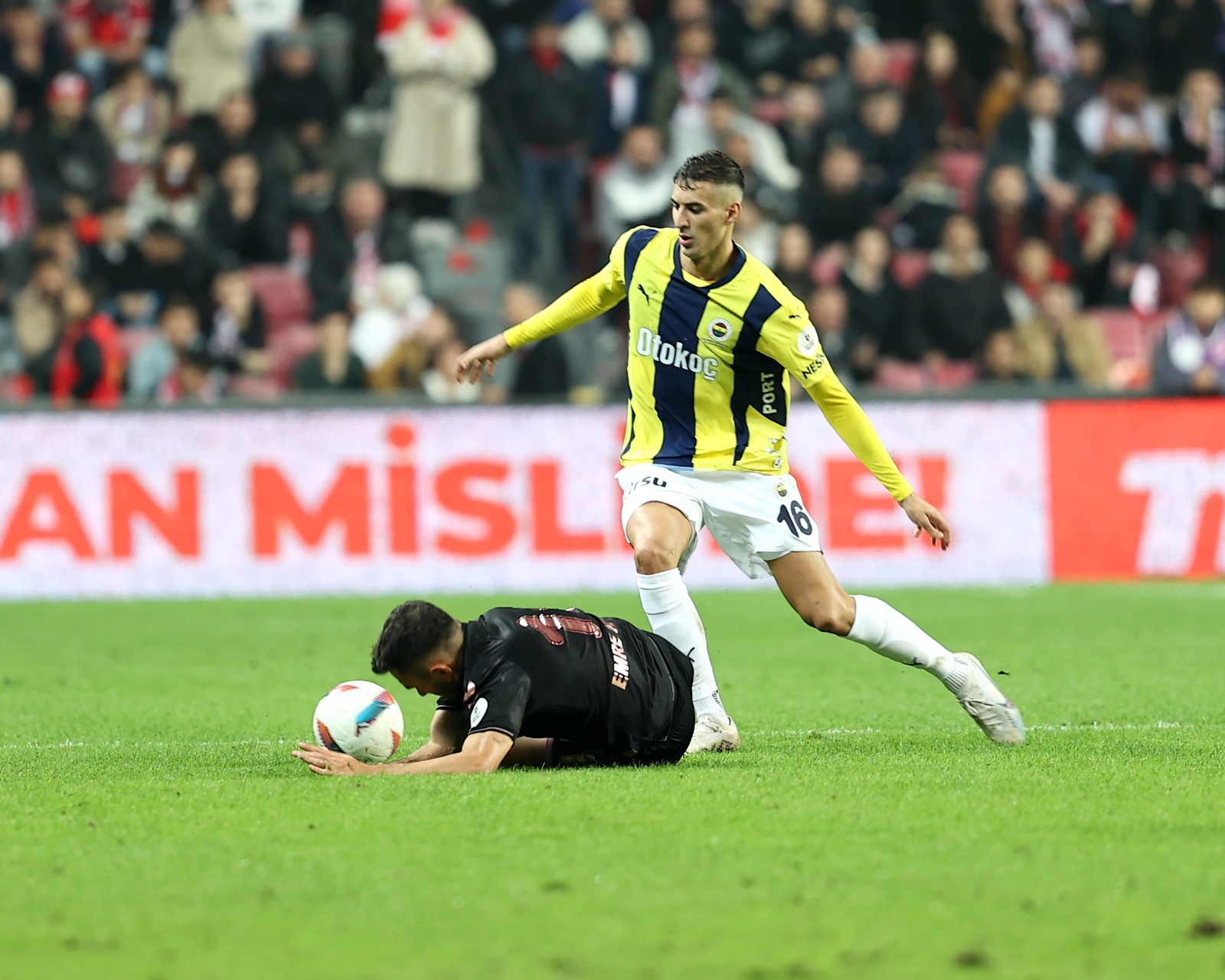 Melih Gümüşbıçak:  Fenerbahçe zorlu bir deplasmanda iki kez öne geçtiği karşılaşmada galibiyeti koruyamadı ve 8 haftada üçüncü kez puan kaybetti. Oysa Mourinho’nun Fenerbahçesi, pragmatik, sonuç odaklı ve taraftarına garanti skorları, hele hele öne geçtikten sonra kalitesi ve tecrübesiyle skoru koruyan bir takım vadediyordu. Oysa geride kalan haftalara bakınca, Mourinho ve Fenerbahçe’nin daha kat etmesi gereken çok yol var. (T24)