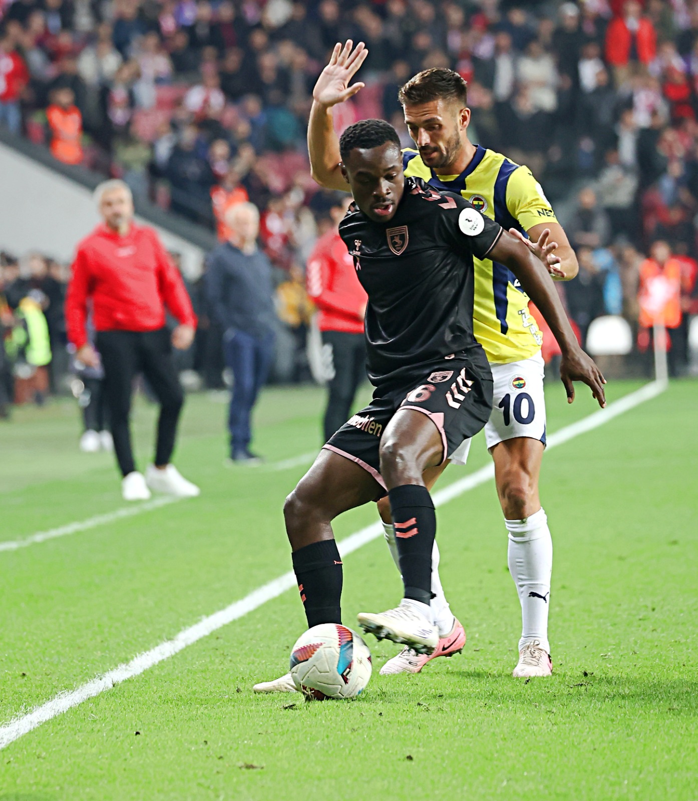 Tayfun Bayındır: "Tank gibi ağır" | Fenerbahçe’nin oynadığı bu ağır futbol net olarak Almanların ünlü Leopard tankı ile örtüşüyor. Olağanüstü bir tanktır, müthiş becerileri vardır ama çok ağırdır. Sağdan sola dönene kadar piyadeler bile gelir o tankı geçer. Fakat kağıt üzerinde dünyanın en iyisidir.Kağıt üzerinde Türkiye’nin en iyisi de Fenerbahçe. Hocasından sahadaki oyuncularına kadar. Tek tek hepsi yıldız. Ama bir araya gelince üretmekten, sonuç almaktan acizler.Mourinho’nun üç oyuncu değiştirdiği an, “işte maçın rengi değişiyor” dediğimiz andı. Bir an için öyle de oldu. Maximin’in golü ve ardından da iki pozisyon geldi. Bunların hepsi 5 dakikada oldu. Sonra bir anda Fenerbahçe takımı topluca geriye çekilerek topu Samsunspor’a bıraktı. Oysa bir sürü topu ileriye taşıyabilecek, taşıdıktan sonra da rakip sahada tutabilecek oyuncuya sahip Fenerbahçe. Ama ne Tadic çıktı ne Maximin ne İrfan Can ne Szymanski... Asıl ilginç olan Mourinho da çıkmadı kenardan. Kulübeden çıkıp “geriye yaslanmayın, ileri gidin” demedi. Yani belli ki Mourinho böyle istemiş... Kimse itiraz etmediğine ve oyuncular da bireysel reaksiyon göstermediğine göre demek ki alan razı, satan razı. (MİLLİYET)