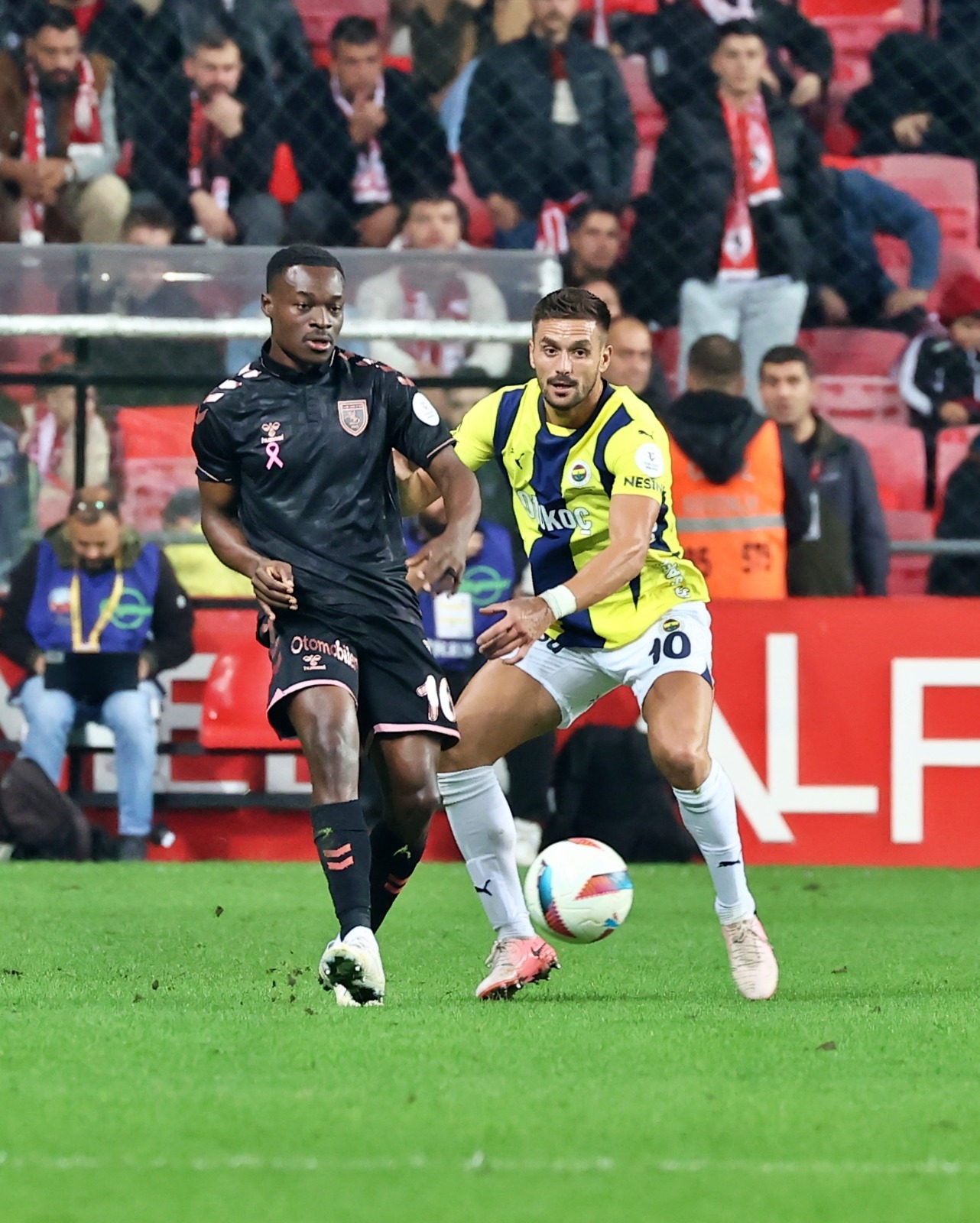 Serkan Akcan: "Güvensizlik" | Samsunspor deplasmanında bu kadar baskı yemiş ve oyunun kontrolünü kaybetmek üzereyken Mourinho’nun hakeme güvensizliği maçın senaryosunu etkiledi. 58. dakikada sarı kartı bulunan Fred, Becao ve Kostiç’i çıkaran Portekizli hoca İrfan Can, Maximin ve Çağlar’ı oyuna alarak Samsunspor baskısını kırmakla kalmadı tabelayı da değiştirdi. Maximin’i son yarım saatlerde oyuna alıp bir hamle oyuncusu olmaya ikna etmek kolay değil elbette. Ama herkes yorulmuşken oyuna girmek Maximin’in de işini kolaylaştırıyor. Fenerbahçe, Mourinho döneminde sete yerleşip rakip yarı sahada yoğunluk oluşturan bir takım olmayacak. Samsunspor da bunu iyi çalışmış ve iki kez geri düşmesine rağmen tabelayı dengede tutmayı başarabildi. Fenerbahçe’de Mert Müldür, Avrupa Şampiyonası’ndan bu yana sürekli oynuyor ama performansı her geçen gün geri gidiyor. Kostiç, sol kenarda iyi iş çıkardı, Maximin hamle oyuncusu olmaya iknaysa Fenerbahçe için daha faydalı olur, En Nesyri ligin 10. haftası gelmişken bile hala formayı talep edecek durumda değilse şapkasını önüne alıp bir iç değerlendirme yapmalı. (FANATİK)