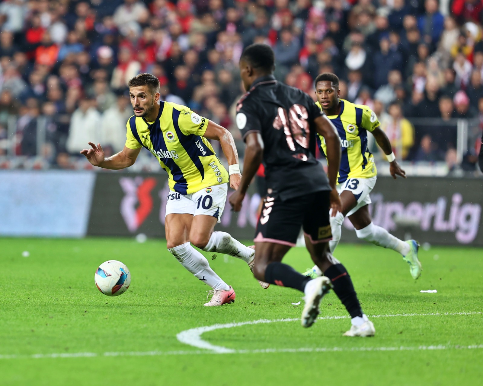 Faik Çetiner: "Mourinho’nun papatya falı" | Sahada yürüyen Dzeko’yu dışarı almak için Mourinho 80 dakika bekledi. Müthiş hoca kenardan oyuna hiç müdahale edemediği gibi aylar sonra defansa Samet Akaydın’ı aldı. Sonunda da Soner Aydoğdu’nun köşeye giden topunu Livakoviç seyredince, hayati 2 puan uçtu gitti. Mourinho’nun artık mazeret üretmeye hakkı yok. Şimdi söz yönetimde ve Mourinho hayranlarında. Papatya falı açarak Fenerbahçe 11’i yapılmaz! (FANATİK)