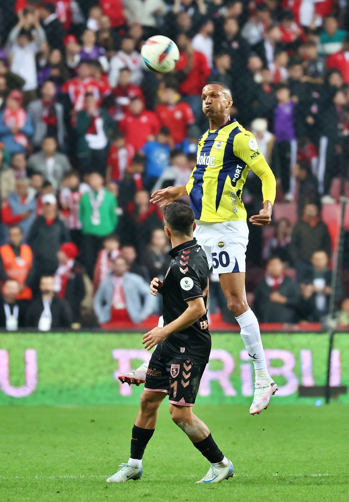 Ahmet Çakar: Mourinho'nun Samsun'daki ihanet gecesini izledik. Yaptığı her şey yanlış olan bir Portekizli. Sözüm ona dünyanın en iyi teknik direktörü. İlk 11 yanlış… Maximin gibi bir adamı Sırp oyuncuların baskısıyla 11'den kesmiş. Son haftaların formda ismi İrfan Can kadroya girmek için daha ne yapsın. Fenerbahçe, Tadic'le öne geçti ama gol Samsunsporlu iki oyuncunun hediyesi. İkinci yarı 4 Fenerbahçeli defans oyuncusu ceza alanı içindeyken golü yediler. Ardından pabucun pahalı olduğunu gören Mourinho, hem Maximin'i hem de İrfan Can'ı oyuna aldı. Maximin kişisel gayretiyle golü yaptı. O golü ancak Maximin tipindeki oyuncular atar. Ne olduysa bu dakikadan sonra oldu. Tıpkı Göztepe'de kaybedilen puan gibi son 15 dakika Fenerbahçe teslim oldu. Bütün dönen toplar Samsun'undu ki bitime dakikalar kala Samsun beraberliği buldu. İddia ediyorum 5-10 dakika daha maç uzasaydı belki de Samsunspor 3 puanı alan taraftı. Hakem için söylenecek önemli şeyler var. Belki oyunun genelinde iyiydi ama birkaç sarı kart hatası yaptı. Ayrıca plaj futbolundaki hakemlerin yapmayacağı hatayı yaparak Fenerbahçeli futbolcuların ofsaytı rakip yarı alandan kullanmalarına izin verdi. Fenerbahçeli oyuncular, Samsunsporlu oyuncuların attığı gol sonrası faul itirazı yaptı ama faul filan yok. (Sabah)