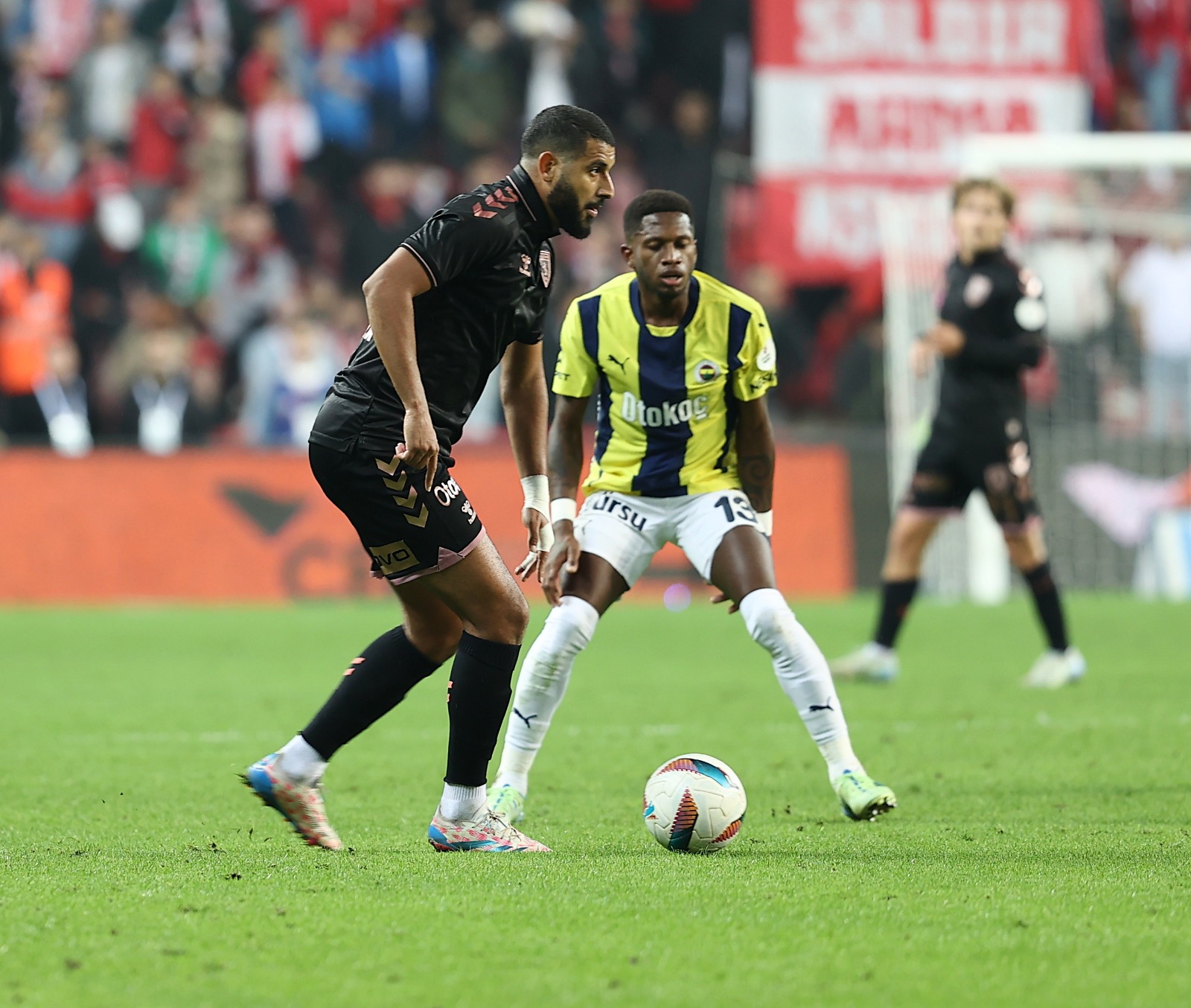 Ömer Üründül: "Adam eksiltemeyen kanatlarla olmaz" | Genel olarak baktığımızda yazının başlığında da söylediğim gibi forvet hattındaki bu kadro yapısı etkili ofansif futbola imkân vermez. Günümüz futbolunda adam eksiltme özellikleri olmayan, kanat forvetleri ile oynayan bir takım yok. Amrabat uzun arada fizik açıdan gerilemiş, Fred ise gün geçtikçe fiziksel olarak geri gidiyor. Önemli santrfor En- Nesyri son 10 dakikada beşinci değişiklik olarak oyuna giriyorsa bunun bir nedeni olmalı. (SABAH)