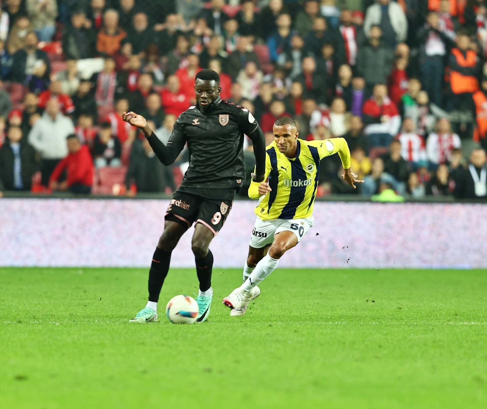 Uğur Meleke: "Futbol rakiple oynanan bir oyun" | Fenerbahçe için günün özeti bence maç önü röportajında gizliydi: Bein muhabiri, Mourinho’ya “Samsun’un kanat akınlarında yerden ortalarına karşı bir önlem alıp almadığını” sordu. Mourinho önce soruyu anlamadı, sonra da “Ortaları önlemek” dedi kısaca. Önleyemediler. Samsun’un ilk golü böyle geldi, ikincisinde de kafayla bir pastı yine Soner’e atılan. Mourinho’nun rakip analizi konusunda eksik kaldığının kanıtı gibi oldu goller. Oysa futbol, rakiple oynanan bir oyun. (HÜRRİYET)
