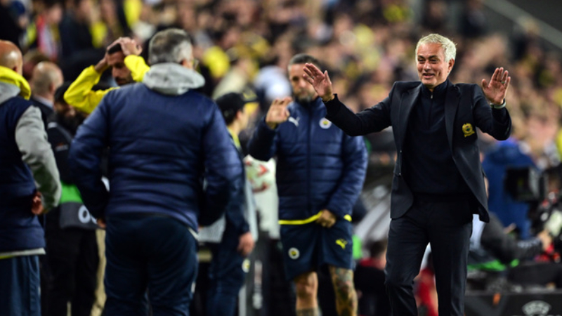 Jose Mourinho, İngiliz basınında: Yine rol çaldı