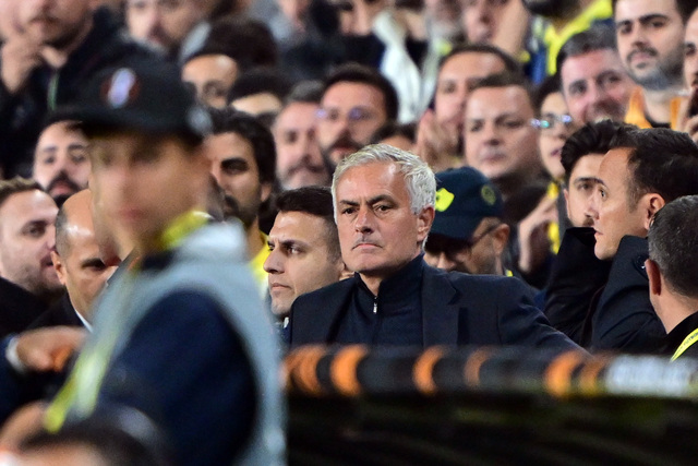 Mücadelenin 57’nci dakikasında Osayi-Samuel’in ceza sahası içinde yerde kalmasının ardından hakeme itirazlarda bulunan teknik direktör Jose Mourinho kırmızı kart ile oyun dışında kaldı.