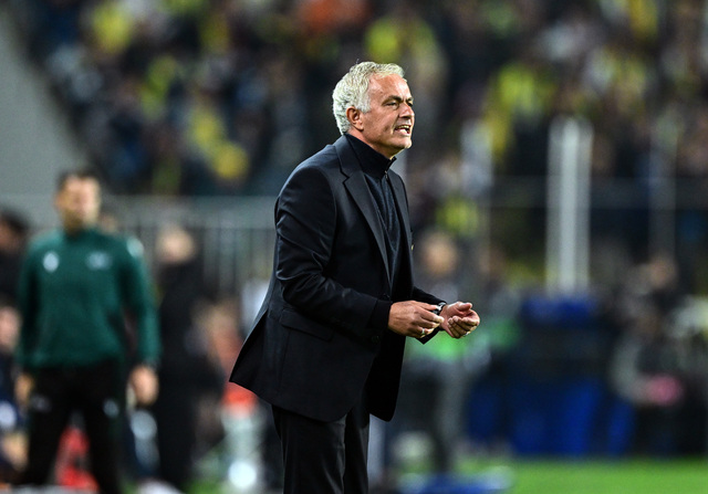 Maçın bu anlarıyle ile ilgili Daily Mail Gazetesi, “Manchester United'da Jose Mourinho'nun iki tarafı olduğunu her zaman söylerlerdi. Bu maçtan önce büyüleyici Jose sahnenin odağında yer aldı. Sonra, Şükrü Saracoğlu Stadyumu'ndaki tribünlerde sona eren neşeli Jose yine manşetlere çıktı. Fenerbahçe'nin ikinci yarıda Manuel Ugarte'nin Bright Osayi-Samuel ile teması nedeniyle penaltı verilmemesinin ardından Mourinho dördüncü hakem Jeremy Stinat'a ne dedi? Yoksa sadece teknik alanının dışına çıktığı için miydi? Belki de asla bilemeyiz ama bunlar Fransız hakem Clement Turpin'in ona direkt kırmızı kart göstermesi için yeterliydi.” yorumlarında bulundu.