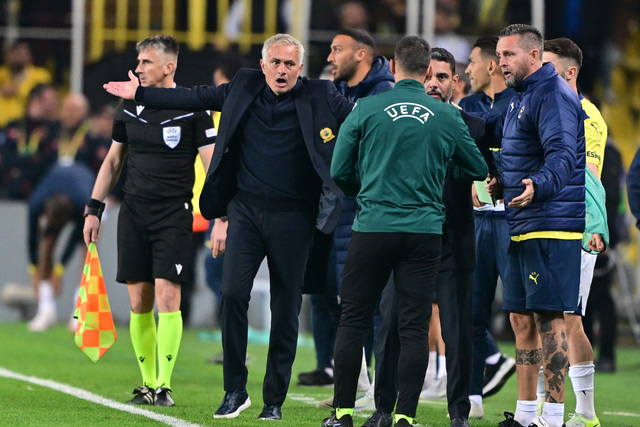 The Telegraph ise Portekizli teknik direktörün kırmızı kart görmesine değinirken, Manchester’ı da uzun süredir galibiyet alamaması nedeniyle eleştirdi: “Eski United menajerinin, penaltı verilmemesine öfkeyle tepki göstermesinin ardından kırmızı kart gördüğü bir gecede, rakibi Erik ten Hag, kendi takımının Avrupa'da yine başarısız olduğunu gördü. United, son 19 ayda Avrupa'da sadece bir kez kazandı.”