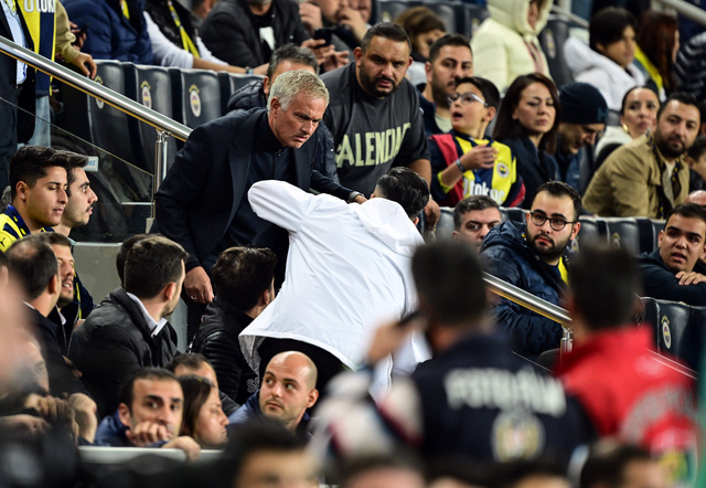 Guardian, “Manchester United, Mourinho'nun kırmızı kart görmesiyle Fenerbahçe ile berabere kaldı” şeklinde sade bir başlık kullandı.
