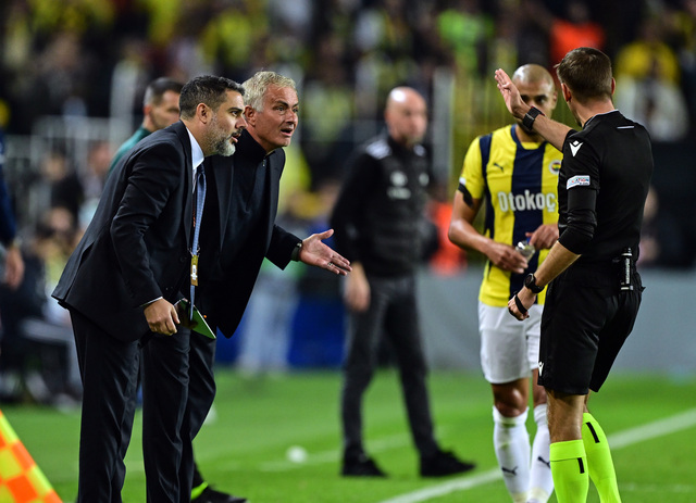 Independent ise maç sonucunu “Mourinho eski takımına karşı kırmızı kart gördü ancak bu durum Erik ten Hag'ın takımında devam eden sorunu gölgelemedi” şeklinde yorumladı.