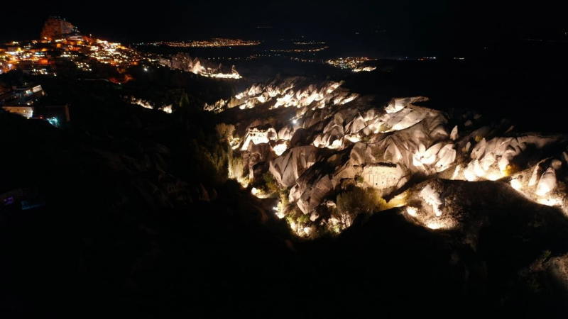 Kapadokya'nın peribacalarıyla kaplı vadisi "Güvercinlik" gece de turist çekecek