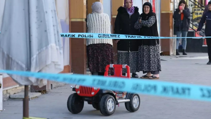 Maganda kurşunu, 6 yaşındaki çocuğun canını arabasıyla oynarken aldı: 5 kişi, kasten öldürmekten tutuklandı