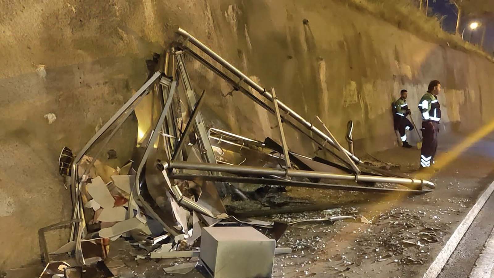 İstanbul'da otobüs durağını hurdaya çeviren feci kaza!