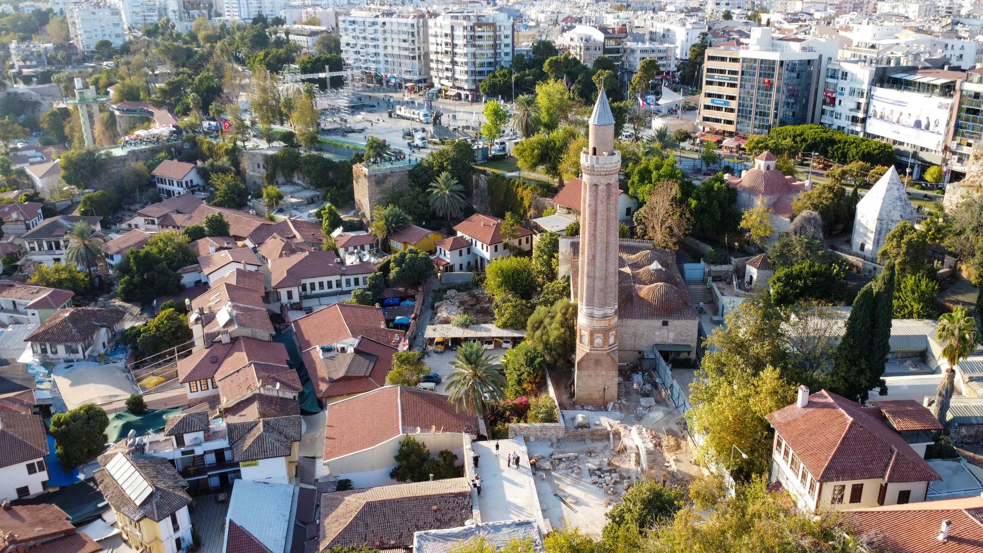 Antalya'nın simgesi Yivli Minare bölgesindeki kazılarda yeni bulgulara ulaşıldı