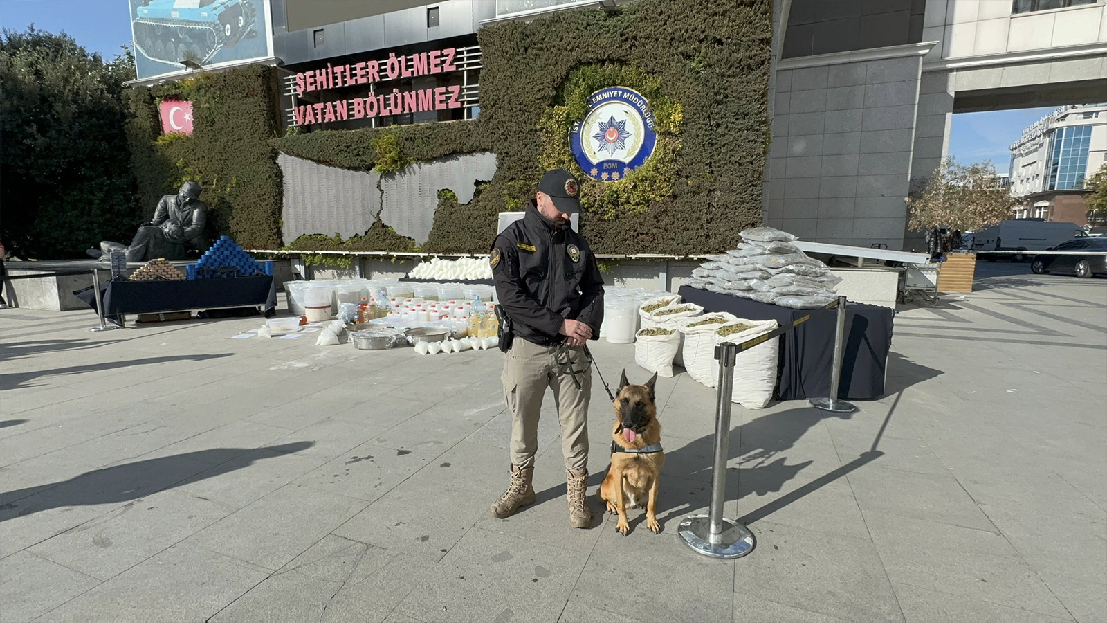 İstanbul'da narkotik operasyonu: Kaçan şüpheliyi etkisiz hale getiren köpek uyuşturucudan zehirlendi