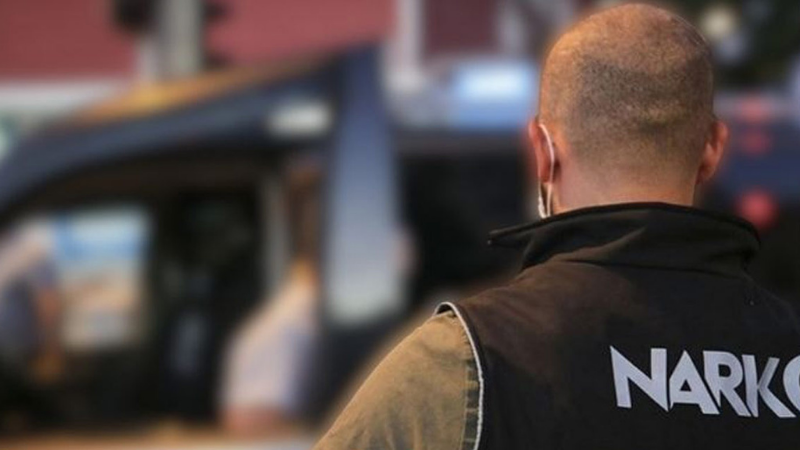 Evinde uyuşturucu üreten kişi yayılan kötü kokudan yakalandı