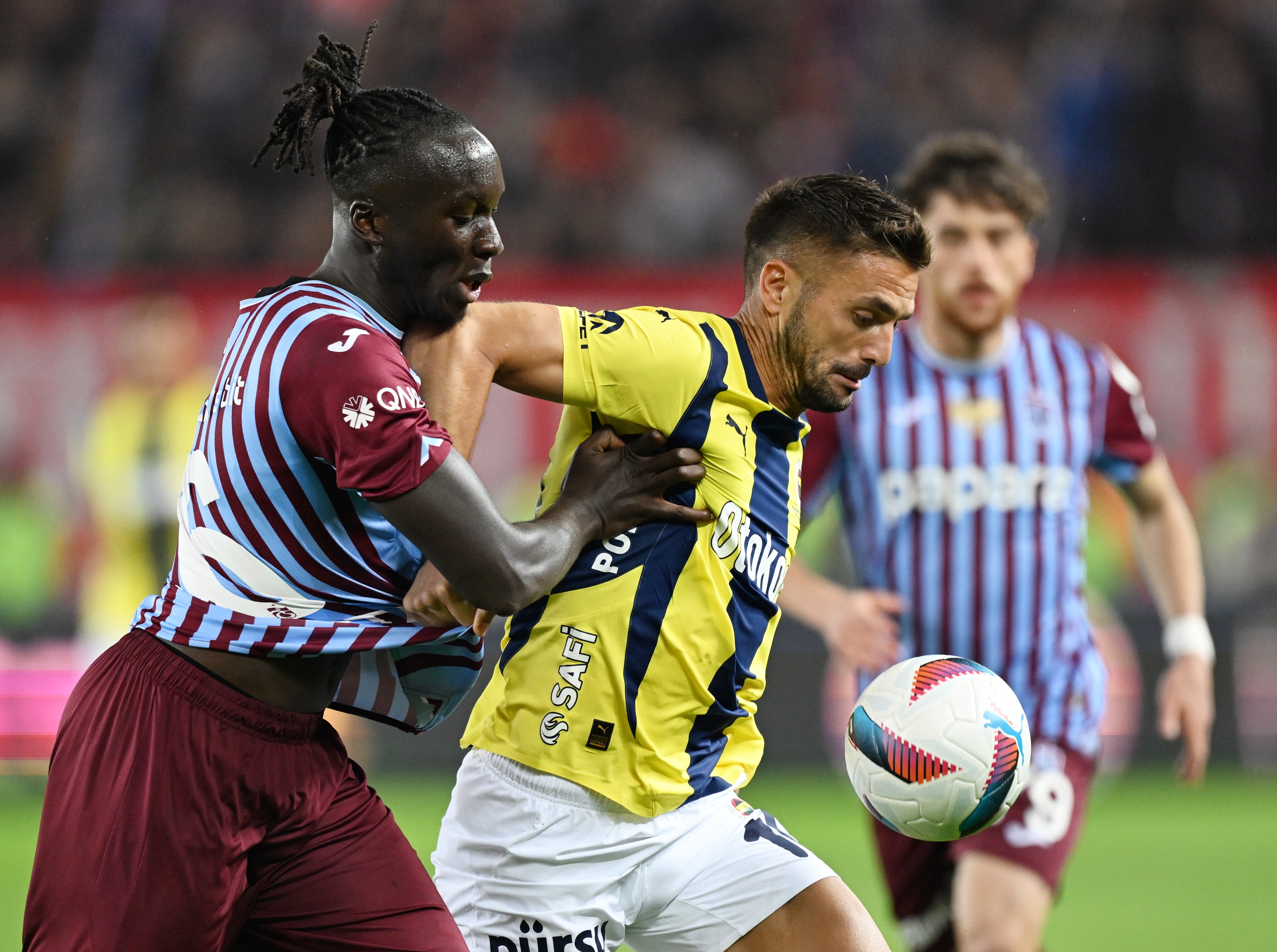 Bahattin Duran: "UEFA standartlarında bu tarz pozisyonlara müdahale edilmiyor ama ülkemizin futbol ikliminde durum farklı. Çağlar'ın geç kalan müdahalesi de penaltı kararını gerektiriyor."