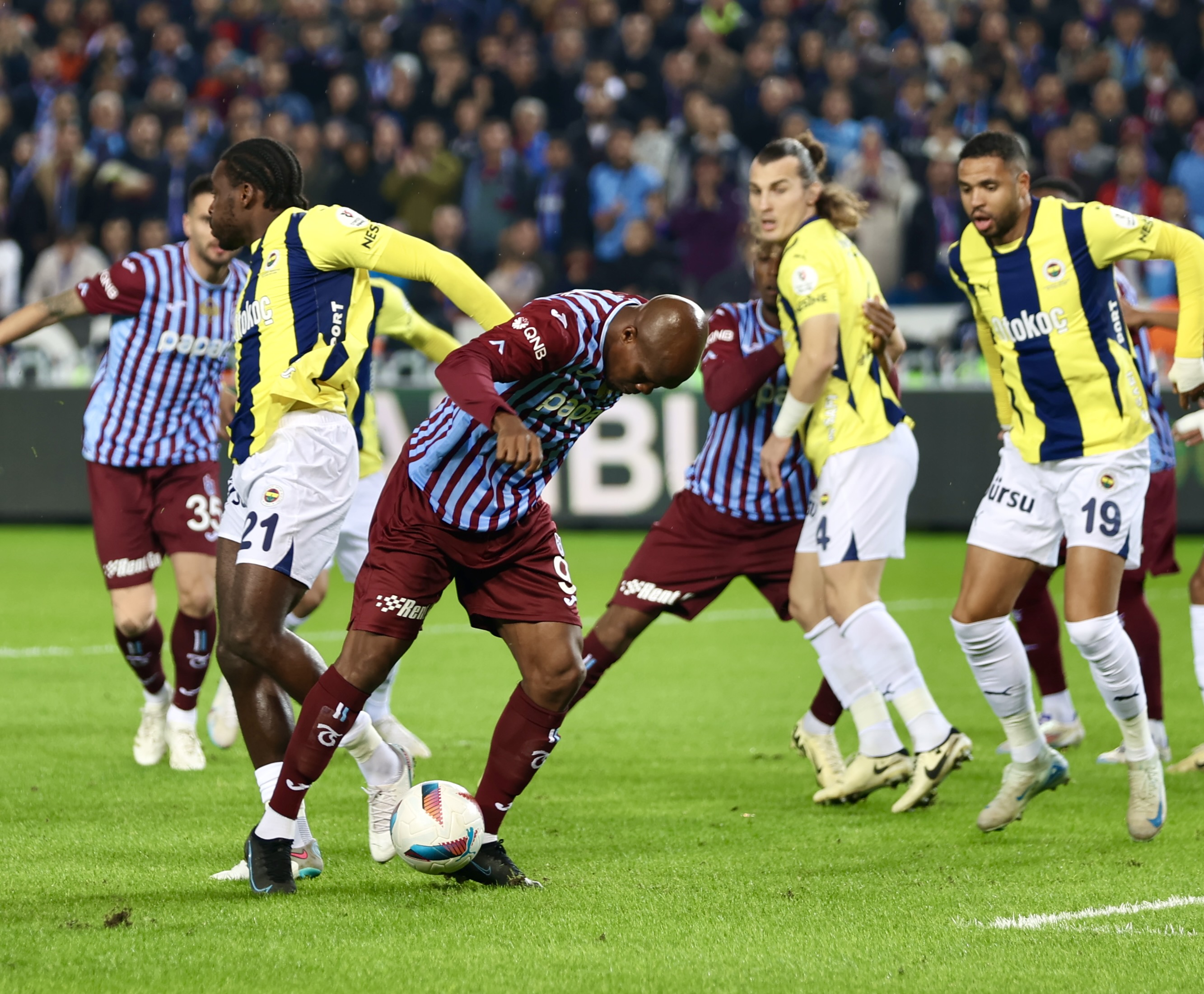 Beyaz Futbol canlı yayınında konuşan Çakar, “Atilla Karaoğlan, hakemliğin içinde bir yapı varsa ki var; bu yapının en önemli adamlarından biridir ve hakemliği bu gece itibarıyla bitirilmelidir” diyerek TFF Başkanı İbrahim Hacıosmanoğlu’na seslendi.