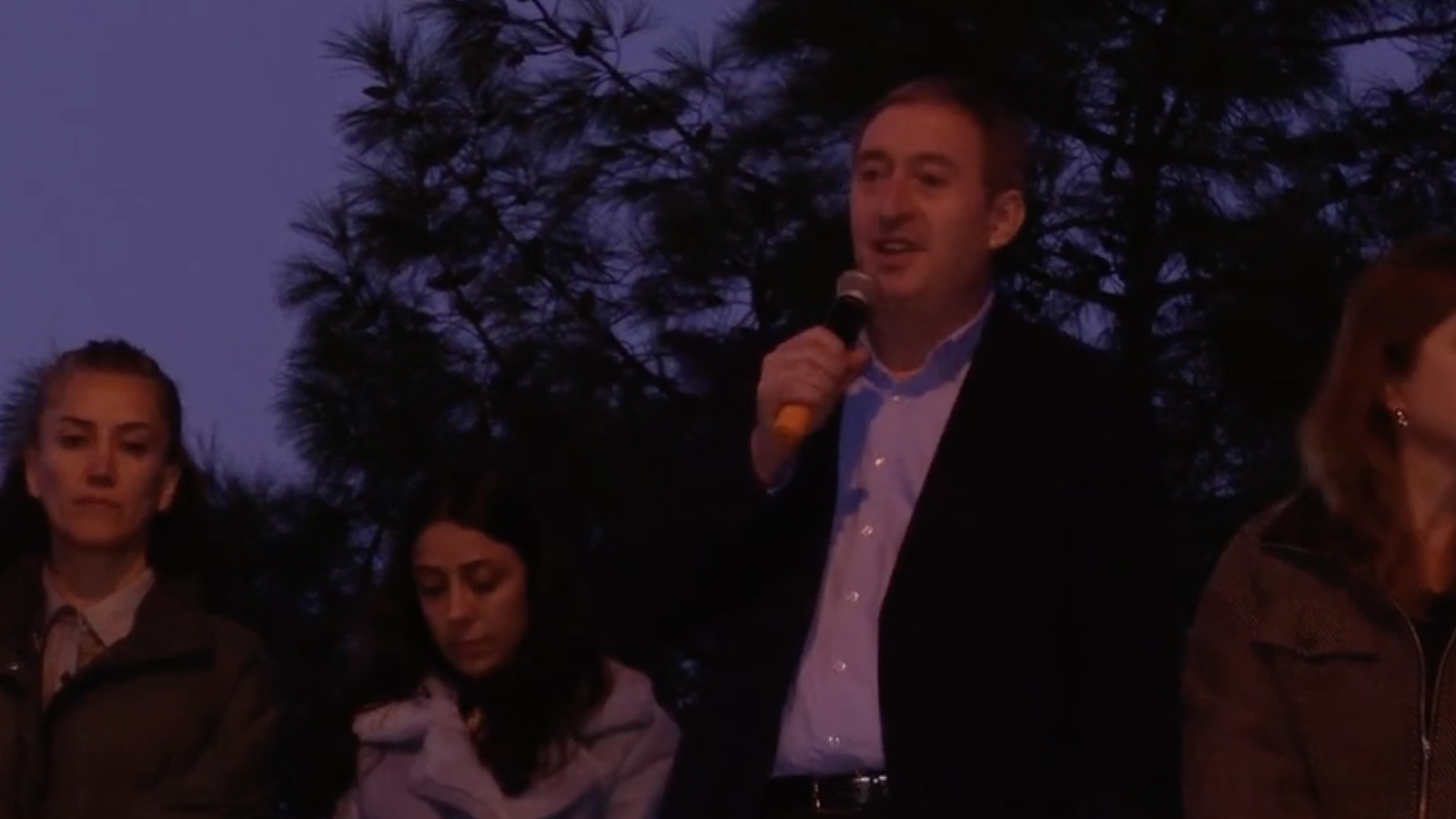 Tuncer Bakırhan'dan Mardin Belediyesi önünde açıklama: İkiyüzlüler, tam 8 yıl önce bugün 4 Kasım’da yapmış oldukları siyasi soykırımı tekrar ettiler!
