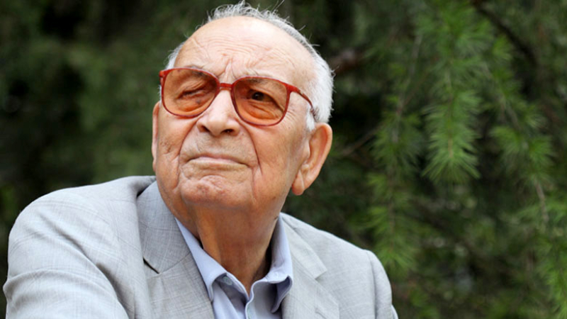 YAŞAR KEMAL EFSANESİ (Aydın Orak, 2018) | "Yaşar Kemal Efsanesi", yönetmenin "Sabırsızlık Zamanı", "Asasız Musa" ve "Daha İyi Yenil" adlı filmleriyle birlikte kasım ayında MUBI’de izleyiciyle buluşacak. Usta yazarın daha önce hiçbir yerde yayınlanmamış arşiv görüntülerine, yüzlerce saatlik ses kayıtlarına ve binlerce sayfalık dokümana dayanan belgesel, Yaşar Kemal’in edebiyatının ötesine geçerek siyasi yaşamına ve Türkiye’ye dair kaygılarına vurgu yapıyor.