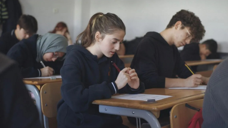 HER GÜN BİRAZ DAHA KOLAY (Çağıl Bocut, 2024) | 31. Uluslararası Adana Altın Koza Film Festivali’nde En İyi Kısa Film Ödülü’nü kazanan Çağıl Bocut imzalı "Her Gün Biraz Daha Kolay", yıllardır bölgesel yüzme takımı yarışlarına katılmaya hazırlanan Cemre’nin hikayesi. Yaşam ve ölüm arasındaki ince çizgiyi ele alan film, sıradan hayatın içinde varoluşsal bir yolculuk sunuyor.