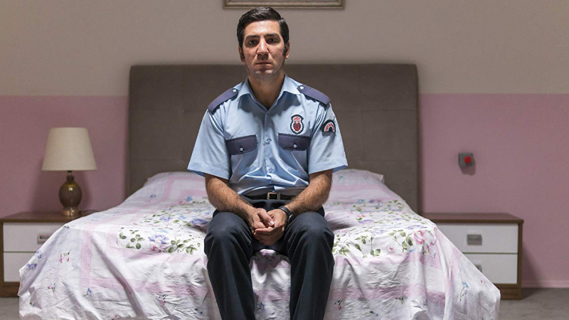 GÖRÜLMÜŞTÜR (Serhat Karaaslan, 2019) | Serhat Karaaslan’ın, yurtiçi ve yurtdışı birçok festivalden ödülle dönen ilk uzun metrajlı filmi "Görülmüştür", MUBI’de ilk defa izleyiciyle buluşacak. Film, cezaevinde hükümlülere gelen mektupları okumakla görevli bir ceza memurunun yaşadığı içsel çatışmayı ele alırken, gözetim ve mahremiyet sınırlarını sorguluyor.