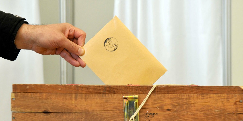 Ekonomik kriz nedeniyle yurttaşların geçim sıkıntısı çektiği Türkiye’de AKP iktidarı son 1 haftada 4 belediyeye kayyım atadı. Muhalefet cephesi “erken seçim” çağrılarına devam ederken, kamuoyu araştırma şirketleri de anket çalışmalarına hız verdi.
