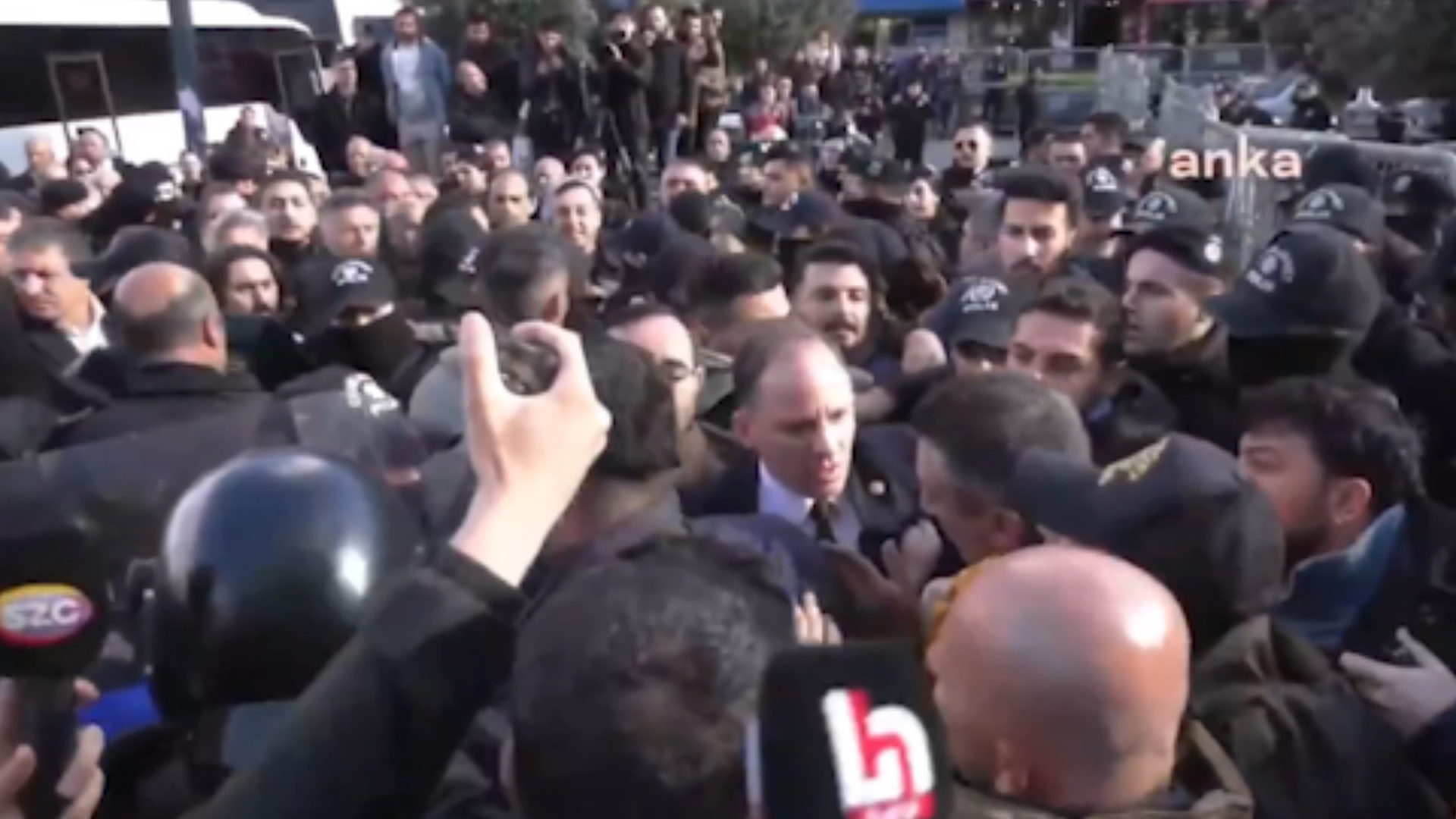 Esenyurt nöbetinde arbede: CHP’li Yavuzyılmaz’dan Erdoğan’a “Barikatları aç” çağrısı