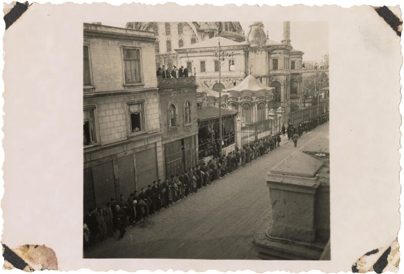 Atatürk'ün cenaze alayı Arabacılar Kışlası ve İmalat-ı Harbiye Usta Mektebi'nin önünden geçerken