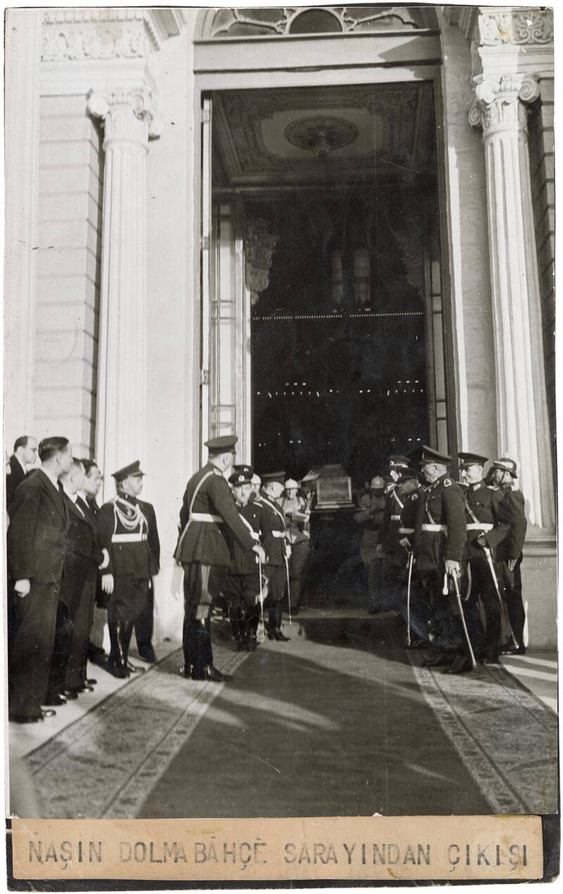 Atatürk'ün naaşının Dolmabahçe Sarayı'ndan çıkarılışı