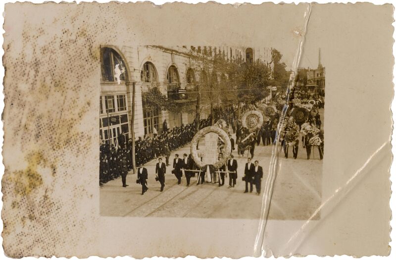 Nusretiye Camii'nin önünde Atatürk'ün cenaze alayını bekleyen halk