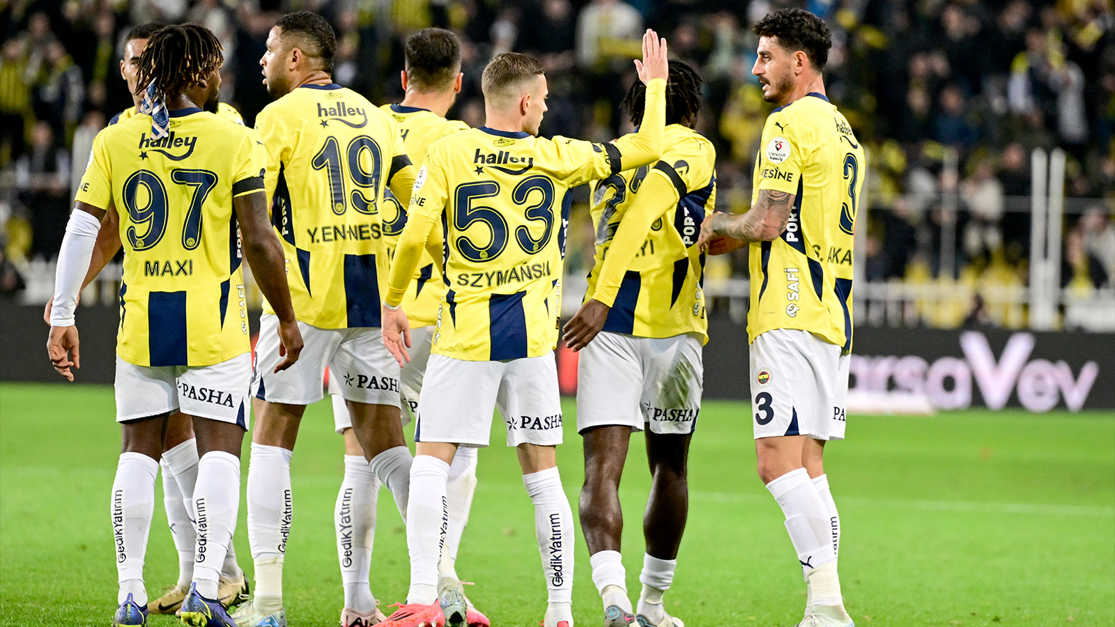 Fenerbahçe Kadıköy'de farka koştu; Sivasspor engelini rahat geçti