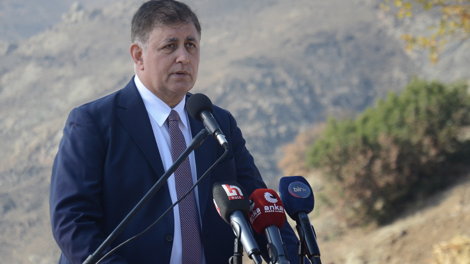 İzmir Büyükşehir Belediye Başkanı Tugay'dan AKP eleştirisi: Bir şeyleri peşkeş çekmekten öte hiçbir şey yapmıyorlar