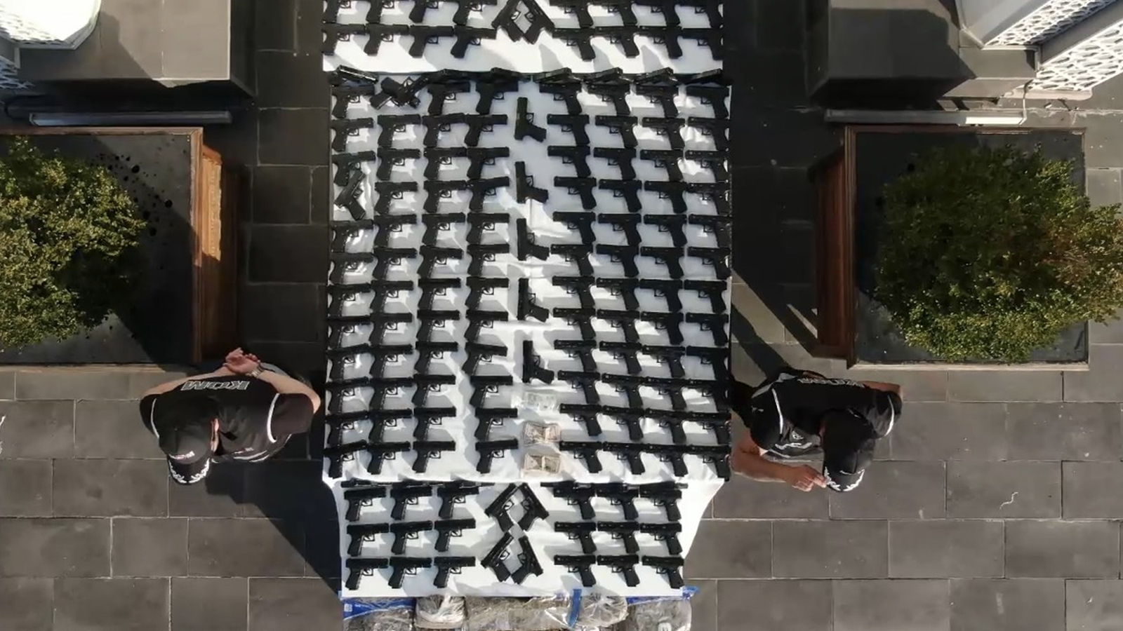 2 otomobil ve 1 tankerde 248 tabanca ile 8 kilo uyuşturucu ele geçirildi