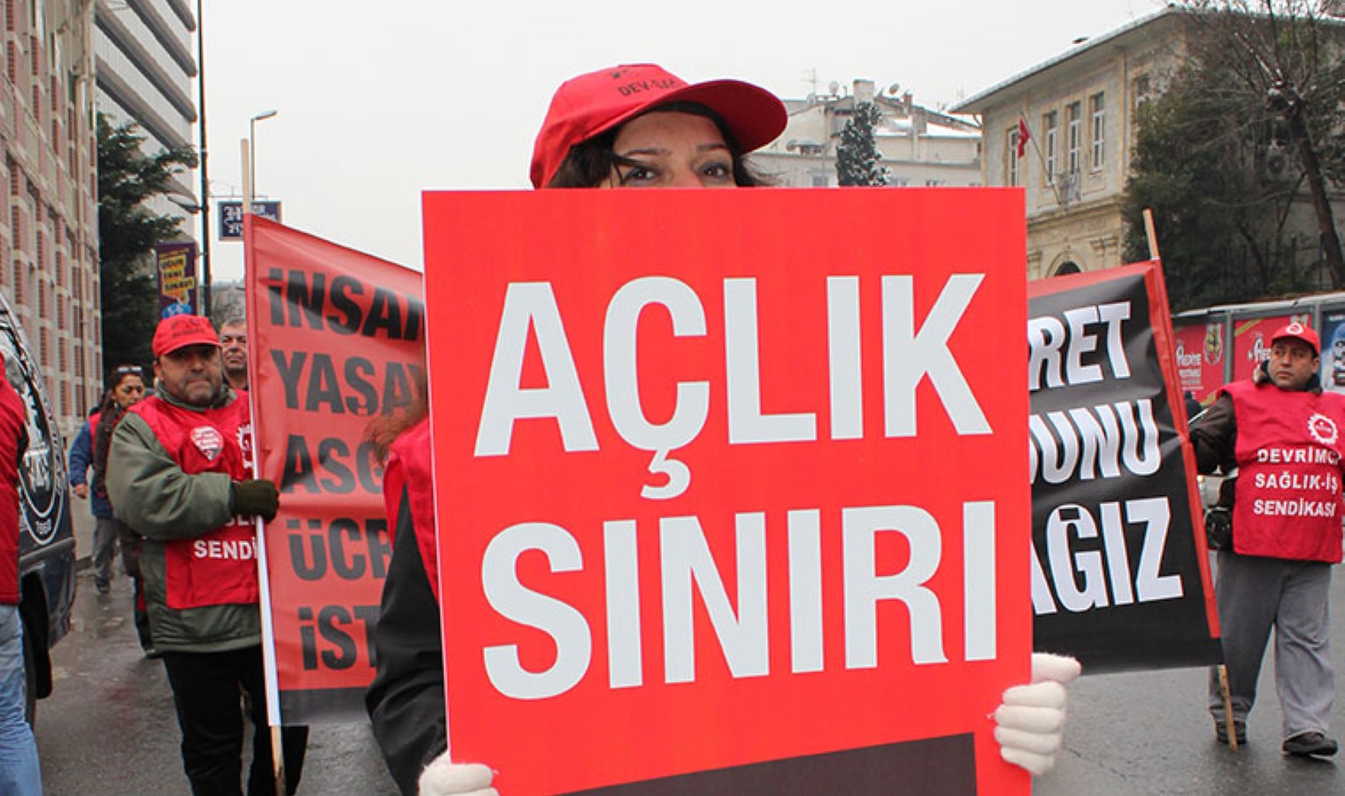 DİSK AR’dan Asgari Ücret Araştırması 2026 raporu: Türkiye’de işçilerin yarısı asgari ücretle ya da altında çalışıyor