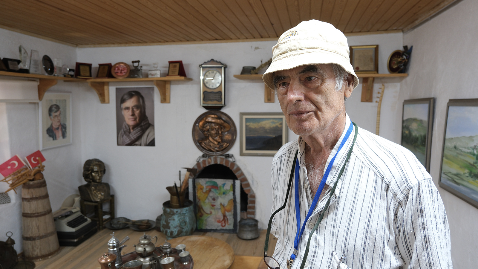 Emekli akademisyen, dedesinden kalan evi sanat galerisine dönüştürdü