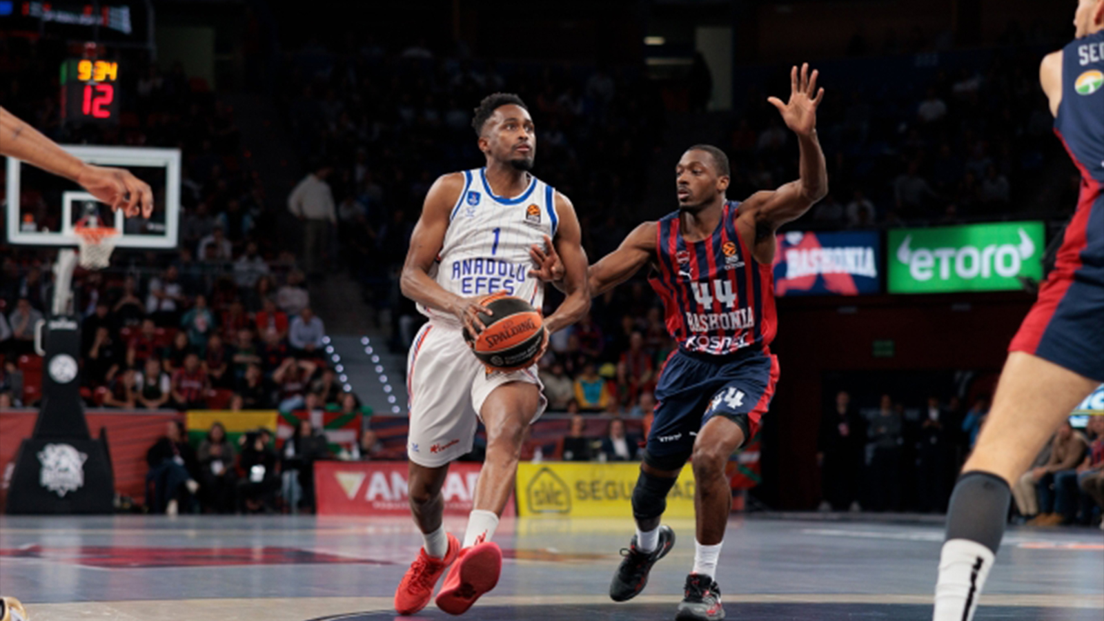 Anadolu Efes, deplasmanda Baskonia'yı mağlup etti