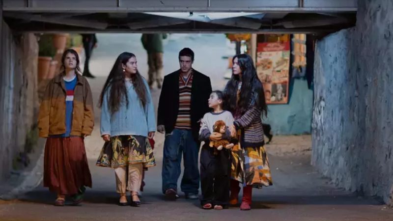 Sahipsizler: 13 Kasım 2024 | Kanal: Star TV, 'Sahipsizler', anne babalarını bir gece ansızın kaybeden altı kardeşin başlarına gelen felaketlere rağmen hayata tutunma hikayesini konu ediniyor.