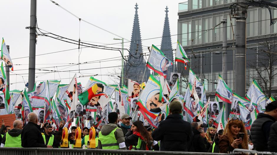 Avrupa'daki Kürtler Köln'de "Kürt sorununa siyasi çözüm mitingi" düzenliyor