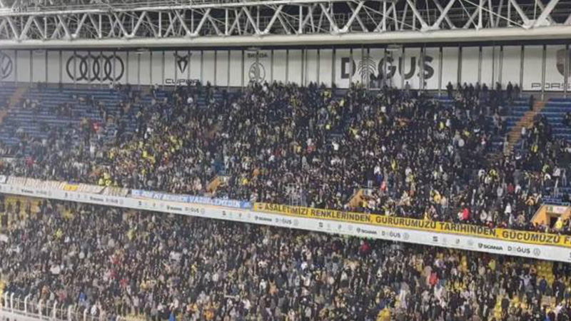 Zenit maçında Fenerbahçe tribünlerinden 'istifa' tezahüratları