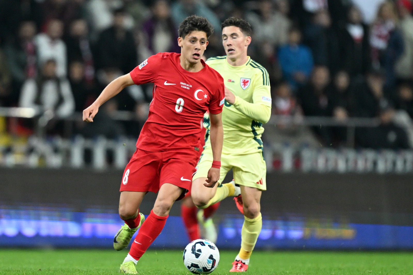 Faik Çetiner:  Son 25 dakikada Barış Alper yerini Enes Ünal’a bıraktı. Ancak kale önü cömertliğimiz devam etti. Kazanamıyorsan kaybetme mantığındaki rakibin hedefi ise en azından şansını son maça kadar devam ettirmekti. Maç bitmeye yakın takımın en iyilerinden Yunus Akgün bu defa bir penaltı kazandırdı. Top ağlara gitse, A Ligi’ne çıkacaktık. Kerem Aktürkoğlu topu ve kaleciyi ayrı köşelere göndermesine rağmen direk bizi engelledi. Şimdi iş son maça kaldı. Bu Milli Takım Karadağ’ı yener ve hak ettiği lige çıkar. Sadece biraz rötar yaptık hepsi bu. (Fanatik)