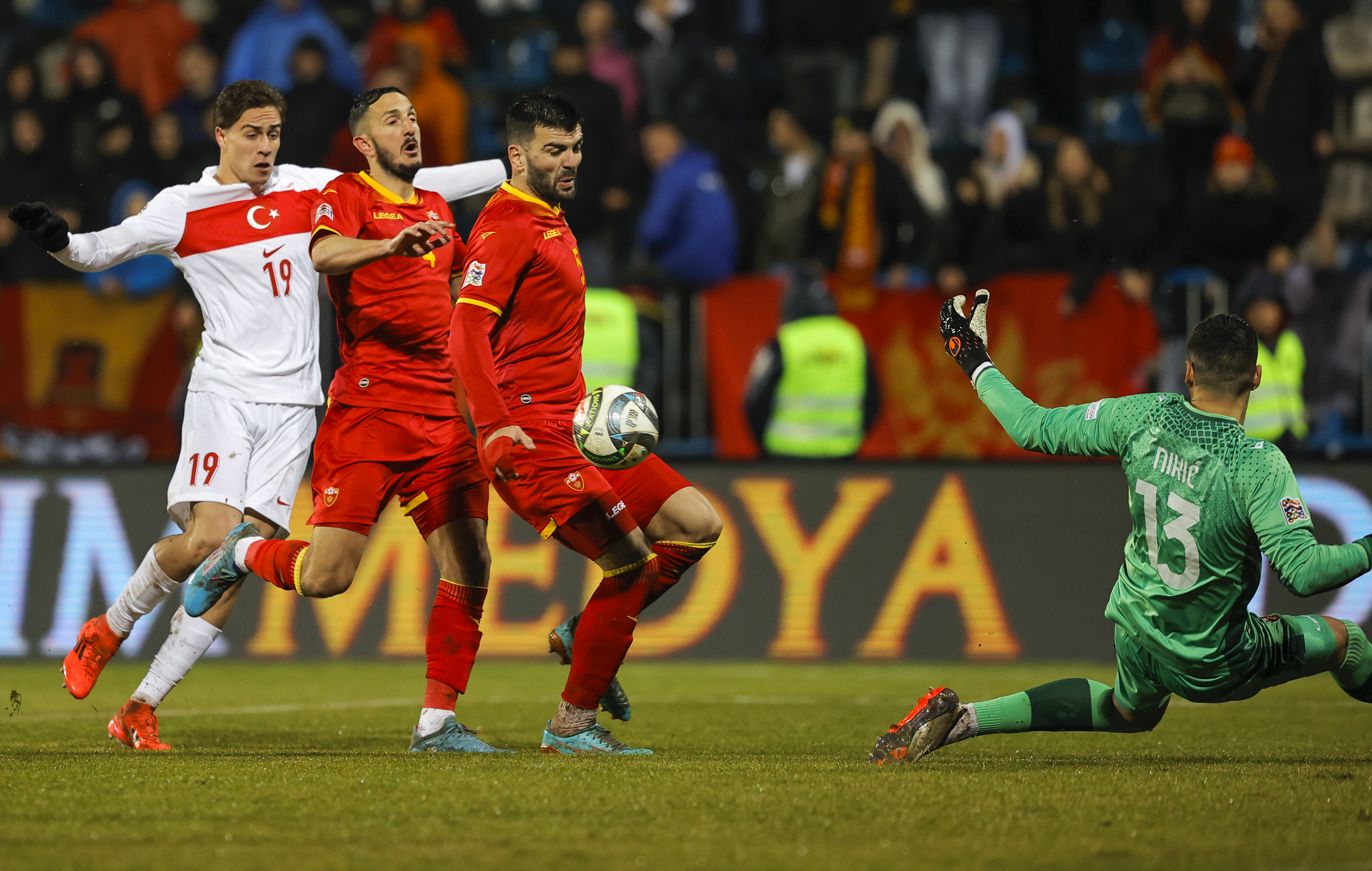 Beni dün esas üzense şuydu: Sadece spor kamuoyu değil sanki futbolcularımız da, hocamız da Uluslar Ligi’nin öneminin farkında değil! Dün ilk devrede belki oyunu doğru okuyamadık, belki zemin ve hava koşulları kötüydü. Bunlar anlaşılabilir. Ancak Montella’nın ilk 3 değişikliğinin stoper, bek ve ön libero olması, 3-1 geriye düşene kadar oyuna hücumcu sokmaması inanılmaz. Ben Montella’yı Roma’da santrfor oynadığı günlerden beri izliyorum, anlatıyorum, yazıyorum. Dün sadece Türkiye döneminin değil, tüm kariyerinin en kötü günüydü bence. Kenarda büyük hedeflerden kopmuş, inançsız, hedefsiz bir adam vardı dün. Montella’nın içine Kuntz kaçmıştı sanki. (Hürriyet)