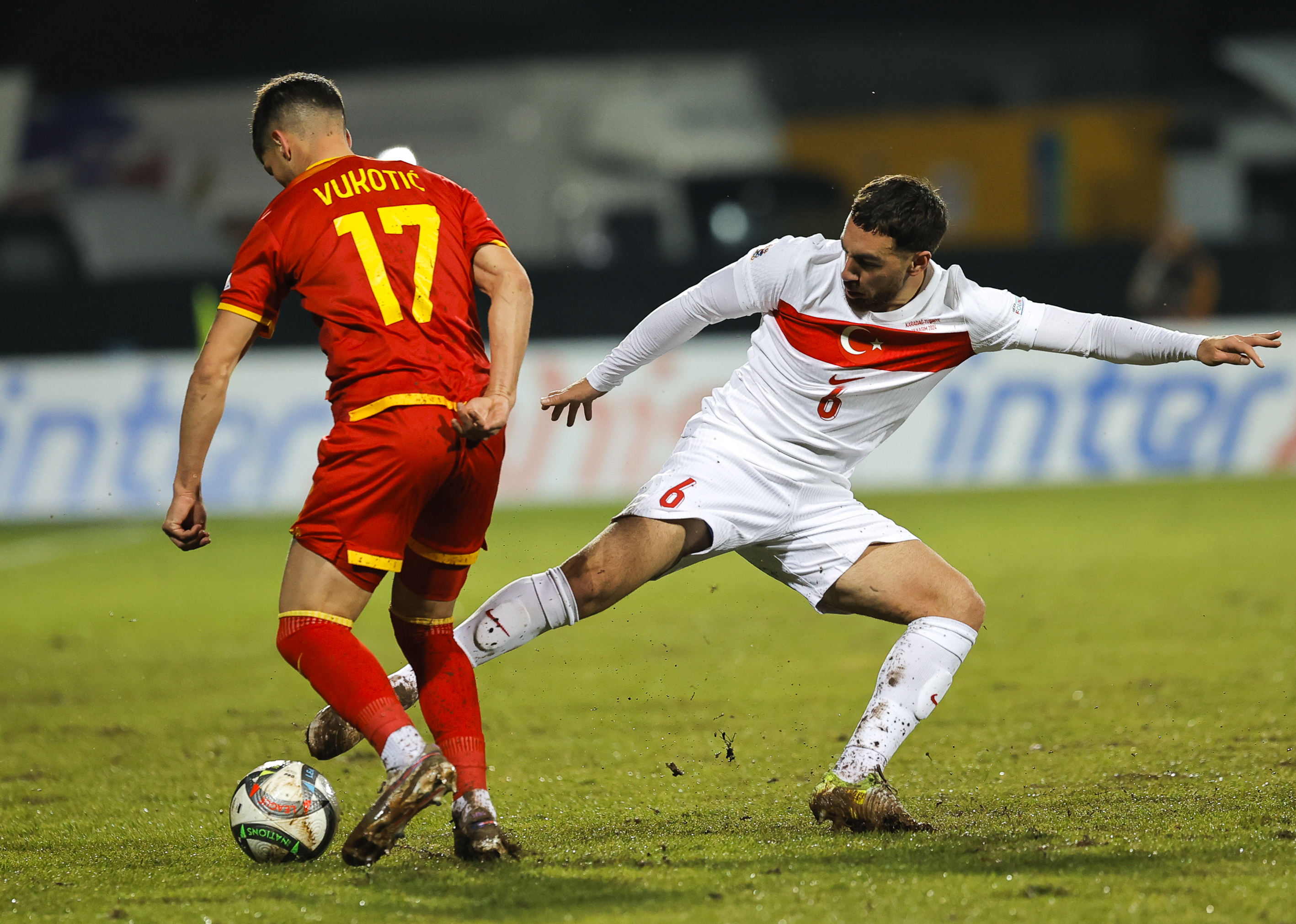 Ben Montella’yı Roma’da santrfor oynadığı günlerden beri izliyorum, anlatıyorum, yazıyorum. Dün sadece Türkiye döneminin değil, tüm kariyerinin en kötü günüydü bence. Kenarda büyük hedeflerden kopmuş, inançsız, hedefsiz bir adam vardı dün. Montella’nın içine Kuntz kaçmıştı sanki. (Hürriyet)