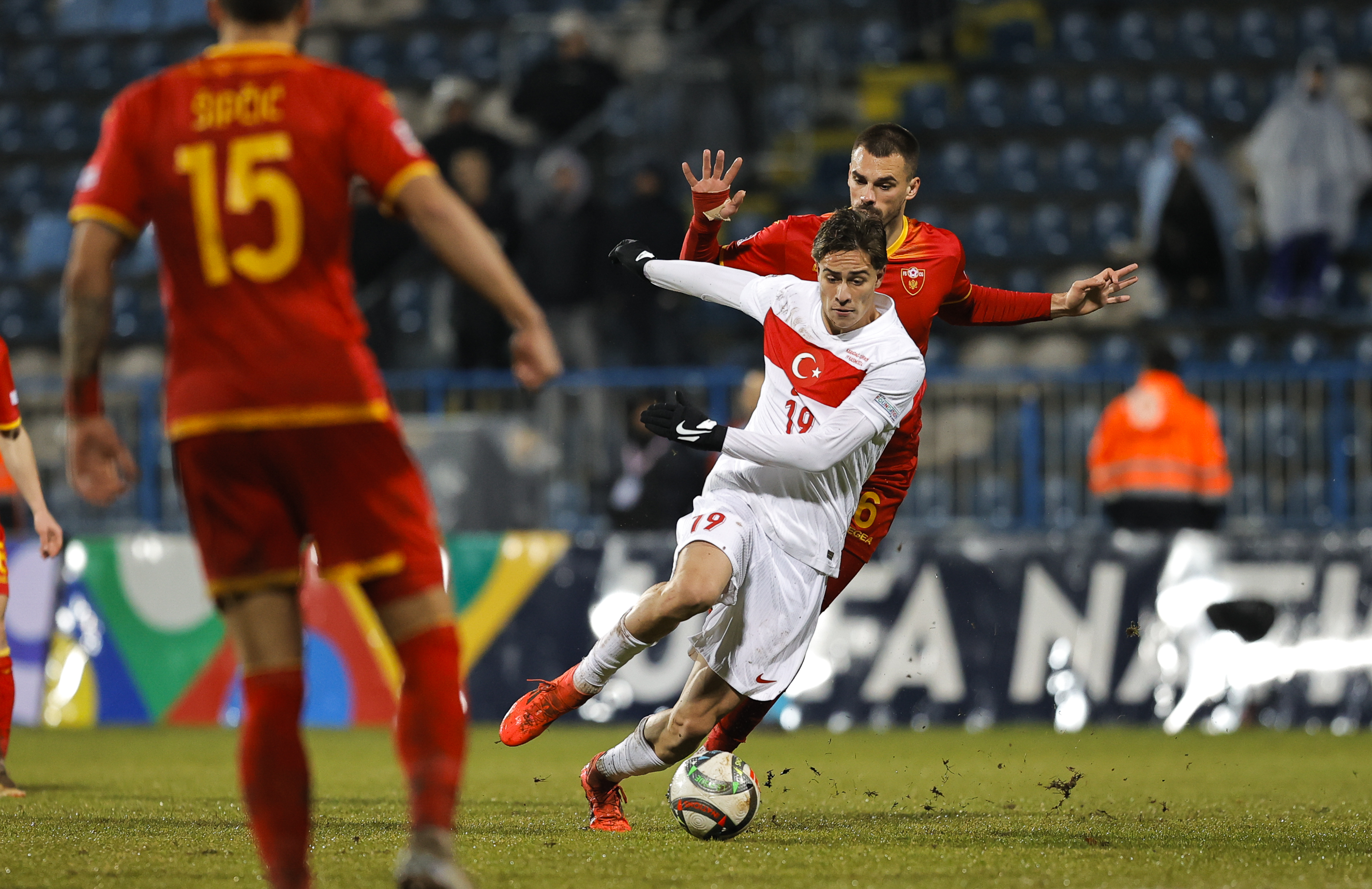 Ali Gültiken: Seçilen ilk 11 topu yerden kullanabilme düşüncesiyle oluşturulmuş. Oyun içinde bunu belirli bir süre devam ettirebilirsiniz ama bu şartları görüp sonrasında değişiklik yapmamak gerçekten büyük hayal kırıklığı oldu. Trajik olan şey; Kerem'le santrfor oynuyoruz ama rakip yarı sahasına girdiğimizde ceza sahasına yüksek toplarla orta yapmaya çalışıyoruz. Bunu anlamak mümkün değil… Kenarda Enes var, Semih var, bir çok maçta santrfor oynattığı Barış Alper var. Son dakikalara kadar oyuna bir santrfor almamış olması, hayal kırıklığının yaşanmasının en büyük sebeplerinden biri oldu. Bir diğer konu da bu saha zemininde orta sahadaki yumuşaklığımız oldu. Fiziki mücadeleyi kazanamayan, dönen toplarda rakibin yaptığı kontratakları önleyemeyen bir durum ortaya çıktı. Büyük hayallerle geldik, büyük hayal kırıklığı ile geri döndük. Bu maç bize kağıt üstünde hayal edilenle, saha gerçekliğinin farkını gösterdi. (Sabah)