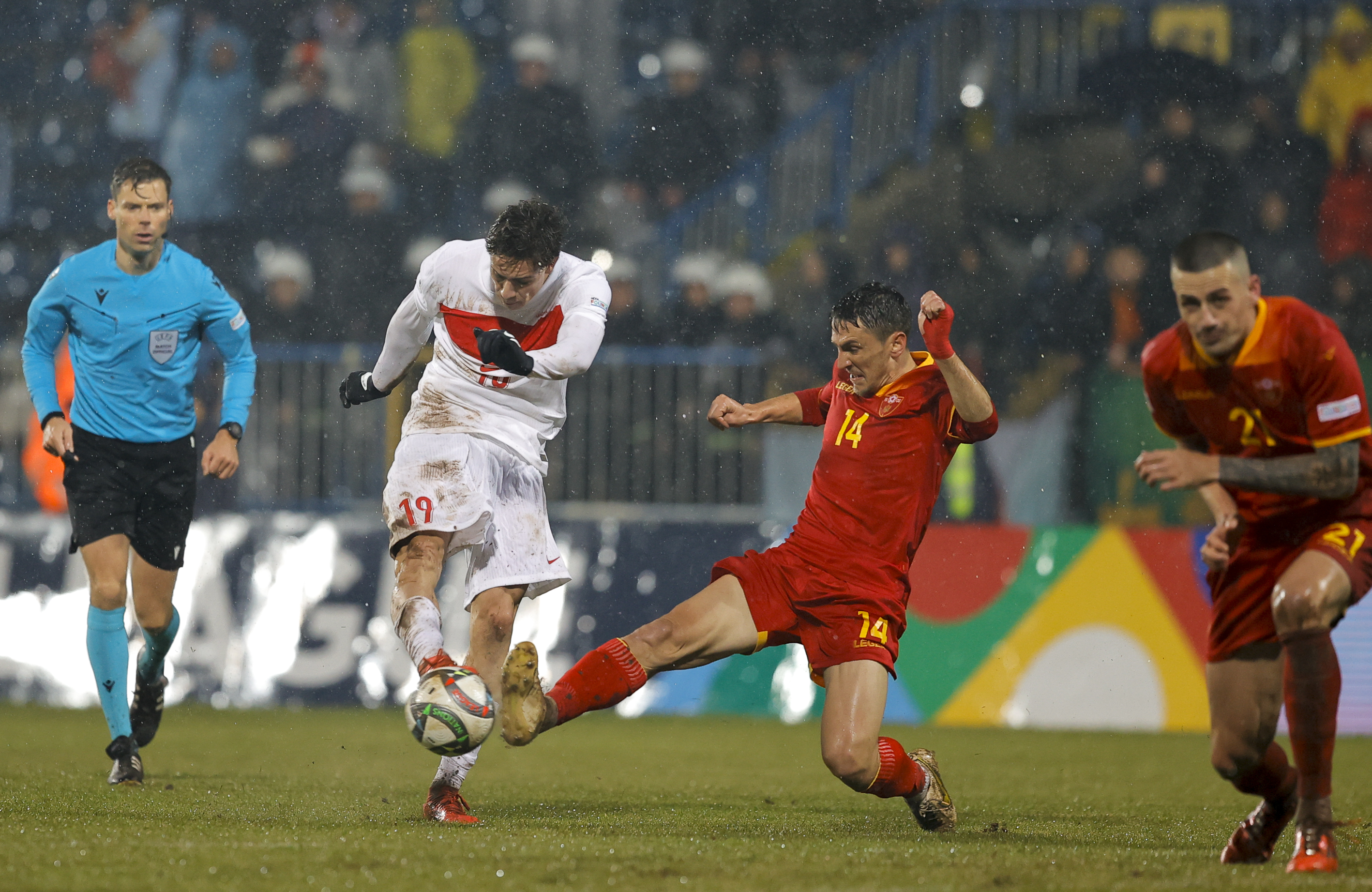 Fatih Doğan: Montella tutturmuş santrforsuz oyun ezberi… B, C planlarından yoksun oynamaya çalışıyor. Santrforsuz oynamayı bir inatlaşmatakıntı haline getirmiş gibi. Cenk Tosun var almıyor, kenarda Enes var oynatmıyor. Kenan'ı, Kerem'i, Arda'yı kötü zeminde yüksek Karadağ savunması arasında adeta ezdirdi. Montella, en zayıf halka Karadağ'a yenilmemizin ve A Ligi'ne yükselememizin tek sorumlusudur. Büyük takımlara motive olmak, taktik üretmek, 4-6-0 ezberiyle oynayıp bu yıldızlar topluluğuyla sonuç almak kolaydır. İki Karadağ maçı başta, Galler dahil tek tip oyunuyla Montella, A Milli Takım'ın A Ligi yolunda el freni olmuştur. Ayrılma aşamasındaki Prosinecki, sağ kanattan fotokopi gibi iki stratejik atakla Montella'ya taktik ve acı strateji dersi veriyorsa sıkıntı göründüğünden de büyük demektir. TFF yönetimi, Dünya Kupası yolculuğuna çıkmadan tek tip Montella'yı analiz masasına yatırmalıdır. (Sabah)
