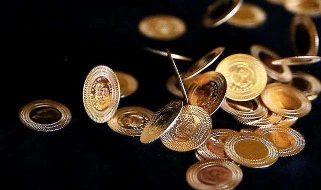 Analistler, ons altının 2026 yılı sonuna kadar daha da yükselerek ons başına 2.950 dolara çıkacağını öngördüler. Analistler, "ABD'deki Red Sweep, güçlü çeşitlendirme alım ilgisi ve artan küresel belirsizlik fiyatları desteklemeye devam edecek" dedi.   UBS, ekim ayındaki tahmininde ons altının 2025 ortasında 2850 dolara ulaşacağını öngörmüştü.
