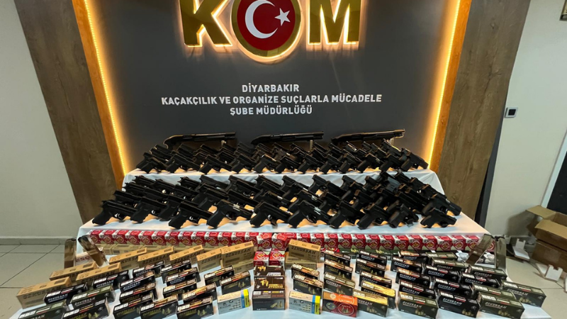 Diyarbakır'da 14 ruhsatsız tabanca, 86 kurusıkı tabanca ve 3 pompalı tüfek ele geçirildi