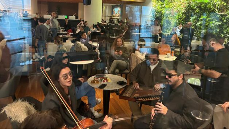 Şevval Sam şarkı söyledi, rötar bekleyişi konsere dönüştü