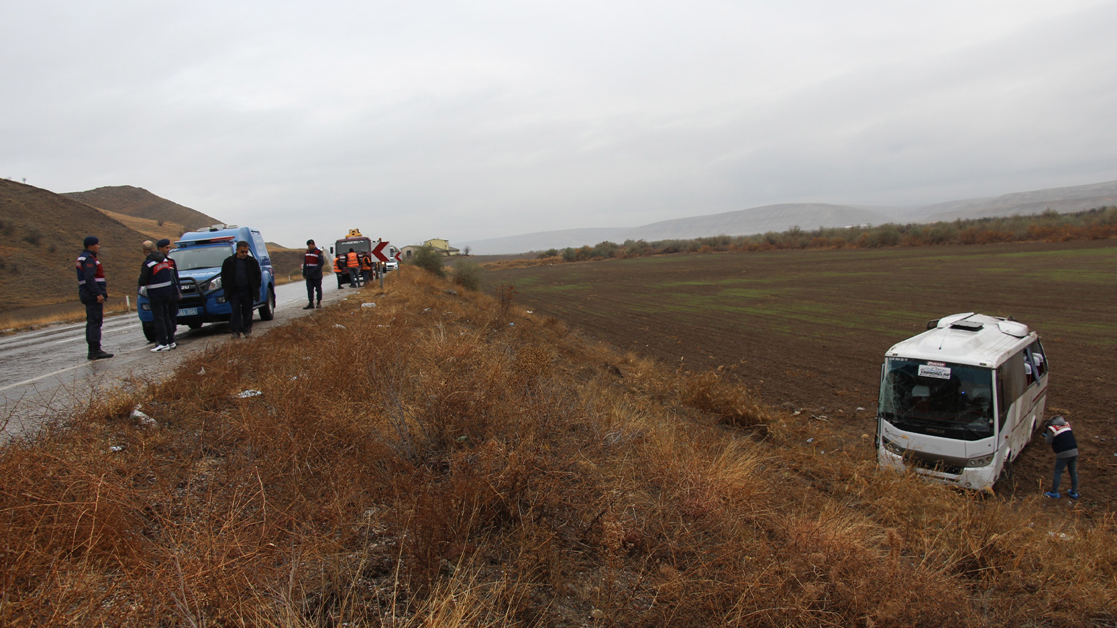 Cenazeye gidenleri taşıyan midibüs, şarampole devrildi: 29 yaralı